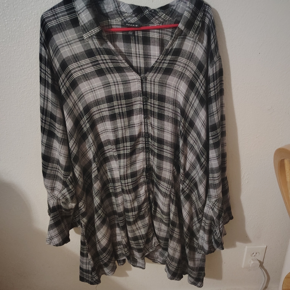 Torrid Black and White Plaid Button Down Shirt with flowy sleeves & back tie